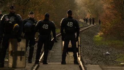 Des forces de l'ordre devant des manifestants opposé au projet d'autoroute A69 entre Toulouse et Castres, à Saix le 17 février 2024. (ED JONES / AFP)