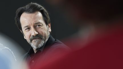 L'acteur fran&ccedil;ais Jean-Hugues Anglade, invit&eacute; de l'&eacute;mission de Canal + "Le Grand Journal", &agrave; Cannes (Alpes-Maritimes), le 19 mai 2015.&nbsp; (LOIC VENANCE / AFP)