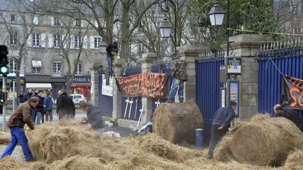 Des agriculteurs manifestent devant la préfécture de Quimper (Finistère), mercredi 20 janvier 2016.&nbsp; (MAXPPP)