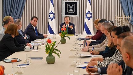 Une réunion sous l'égide du président israélien Isaac Herzog avec des représentants des formations d'opposition Yesh Atid et Parti de l'unité nationale, le 28 mars 2023. (GPO / HANDOUT / ANADOLU AGENCY / AFP)