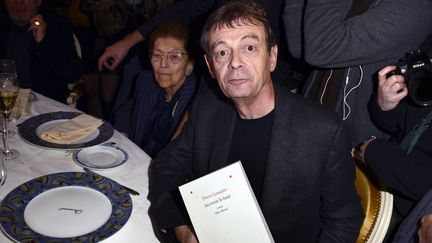 Pierre Lemaitre, le 4 novembre 2013, &agrave; une table du restaurant&nbsp;Drouant &agrave; Paris.&nbsp; (ERIC FEFERBERG / AFP)