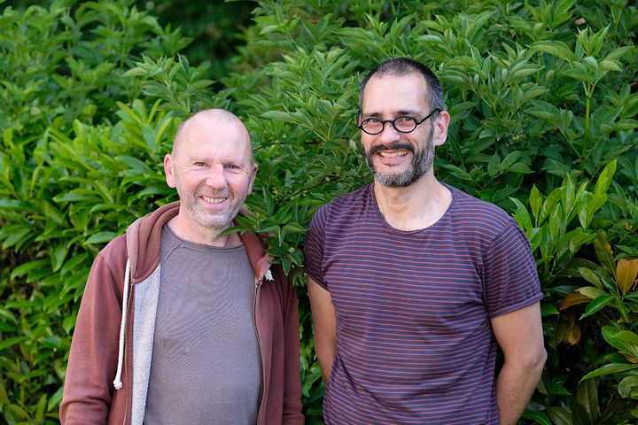 Francis Courtois et Pedro Veiga produisent&nbsp;leurs bulbes botaniques à Othe, en Meurthe-et-Moselle.&nbsp; (ISABELLE MORAND / DIDIER HIRSCH / RADIO FRANCE / FRANCE INFO)