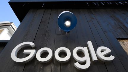 Un logo de Google au forum économique de Davos (Suisse), le 20 janvier 2020. (FABRICE COFFRINI / AFP)