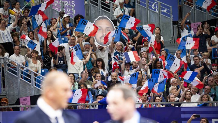 Les supporters français en tribunes au Grand Palais, pendant les épreuves d'escrime fauteuil, le 3 septembre 2024. (RITA FRANCA/SIPA)