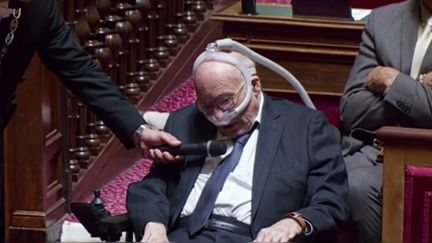 Gilbert Bouchet, atteint de la maladie de Charcot, a ému ses collègues en défendant son texte devant le Sénat. En fauteuil roulant et sous respirateur, l'élu a tenu à prendre la parole sur cette maladie.