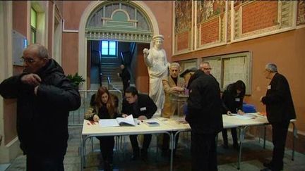 Un bureau de vote &agrave; Ajaccio, dimanche 1er f&eacute;vrier 2015.&nbsp; (FRANCE 3 CORSE VIASTELLA)