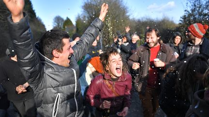 Des opposants à l'aéroport de Notre-Dame-des-Landes fêtent l'abandon du projet, le 17 janvier 2018, dans la ZAD.&nbsp; (LOIC VENANCE / AFP)