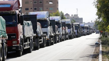 Une file de camions rentre dans la bande de Gaza pour délivrer de l'aide humanitaire aux habitants du territoire palestinien, le 21 octobre 2023. (ASHRAF AMRA / ANADOLU)