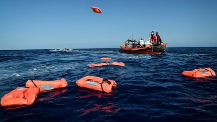 Des membres de SOS Méditerranée et Médecins Sans Frontières effectuent un exercice de sauvetage, à quelque 24 milles nautiques (50 km) au large de la côte libyenne, en Méditerranée, le 4 mai 2018. (LOUISA GOULIAMAKI / AFP)