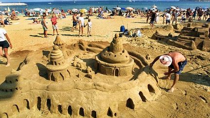 œuvre emblématique de l'été, le château de sable fait également l'objet d'un concours international, ici au Lavandou.&nbsp; (MAXPPP)