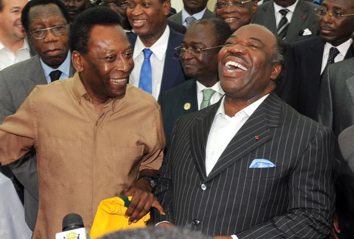 Pelé et Ali Bongo au stade de l'Amitié de Libreville (Gabon), le 9 février 2012. (ISSOUF SANOGO / AFP)