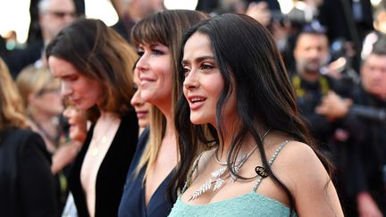 L'actrice Salma Hayek monte les marches du Festival de Cannes avec 81 autres femmes pour lutter contre les discriminations, le&nbsp;12 mai 2018. (ALBERTO PIZZOLI / AFP)