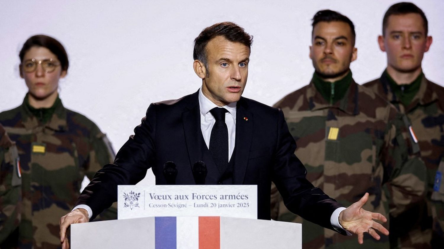 Emmanuel Macron veut "mobiliser" plus de jeunes volontaires "en renfort" des armées