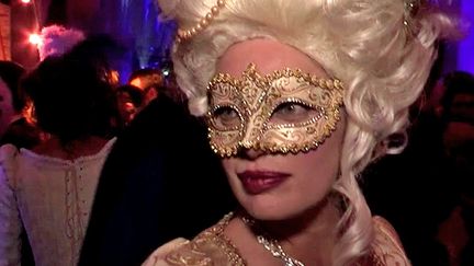 Masque et costume obligatoire pour participer à ce bal 
 (France3/culturebox)