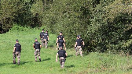 Des gendarmes participent à une battue pour retrouver la jeune Lina, le 28 septembre 2023 à Saint-Blaise-la-Roche (Bas-Rhin). (FREDERICK FLORIN / AFP)