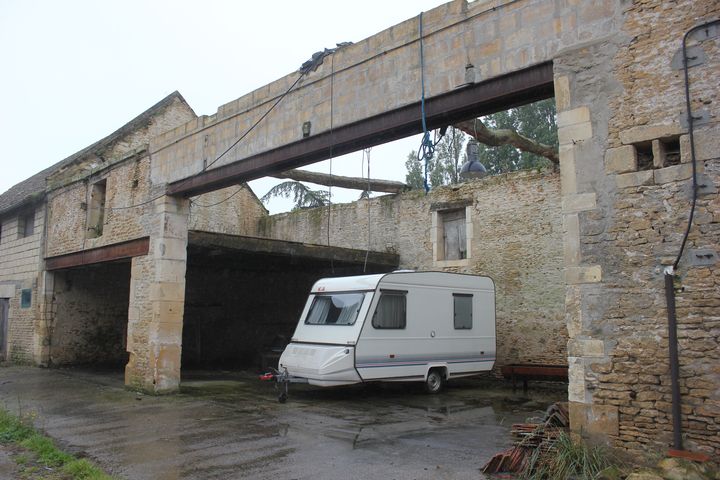 Le toit de l'un des bâtiments de la "ferme des commandos" à Amfreville (Calvados) a été endommagé à l'été 2022. (CLEMENT PARROT / FRANCEINFO)