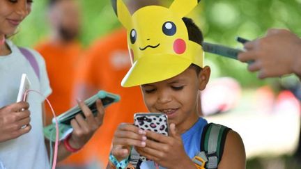 Un jeune garçon avec un chapeau Pikachu, en Suisse, le 4 juillet 2019 (INA FASSBENDER / AFP)