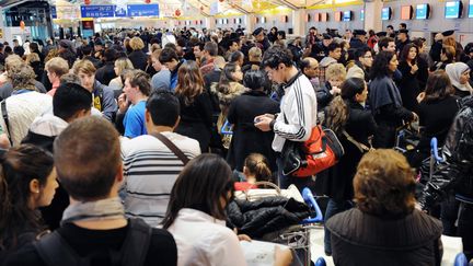 Des milliers de passagers en attente d'un vol, &agrave; l'a&eacute;roport de Lyon (Rh&ocirc;ne), le 16 d&eacute;cembre 2011. (PHILIPPE MERLE / AFP)