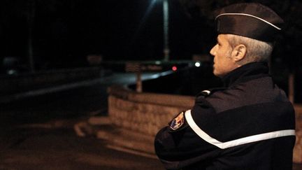 Un gendarme en poste dans le cadre de l'important dispositif mis en place pour intercepter le chauffard qui a renvers&eacute; un de ses coll&egrave;gues, le 17 octobre 2012 &agrave; La Grave-de-Peille (Alpes-Maritimes). (JEAN-CHRISTOPHE MAGNENET / AFP)