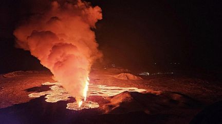 Une éruption volcanique au nord-est de Sylingarfell, près de Grindavik, dans la péninsule de Reykjanes, en Islande, le 8 février 2024. (ICELAND CIVIL DEFENSE / ANADOLU / AFP)