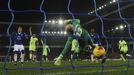 Le portier des Citizens, Wilfredo Caballero, ici battu par le défenseur argentin des Toffees, Ramiro Funes Mori. (PAUL ELLIS / AFP)