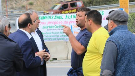 Vive altercation entre les dirigeants du cirque Zavatta (à droite) et Anthony Borré (à gauche), président de Côte d'Azur Habitat, le bailleur social propriétaire du terrain, le 10 avril, à Saint-Laurent-du-Var. (FRANTZ BOUTON / MAXPPP)