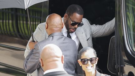 Le chanteur R.Kelly lors de son arrivée au tribunal de Chicago (Etats-Unis), le 6 juin 2019. (KAMIL KRZACZYNSKI / AFP)