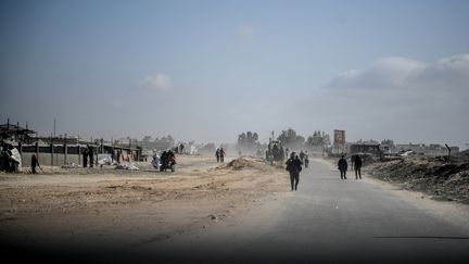 Des Palestiniens fuient leur territoire, dans la bande de Gaza, le 3 janvier 2024. (ABED ZAGOUT / ANADOLU / AFP)