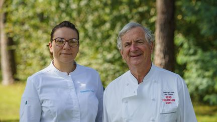 Jean Coussau (à droite), chef deux étoiles à Magesq dans les Landes, passe le Relais de la Poste à sa nièce Clémentine (à gauche). (DIDIER LEPLAT / RELAIS DE LA POSTE)