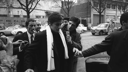 Alain Delon arrive au ministère de l'Intérieur, à Paris, pour être entendu dans le cadre de l'affaire Markovic, après la découverte du cadavre de son garde du corps, le 1er octobre 1968. (PARIS-JOUR / SIPA)