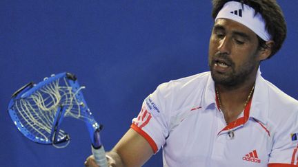 Le Chypriote Marcos Baghdatis casse sa raquette lors du 1er tour de l'open d'Australie, le 18 janvier 2012, &agrave; Melbourne (Australie).&nbsp; (TOBY MELVILLE / REUTERS)