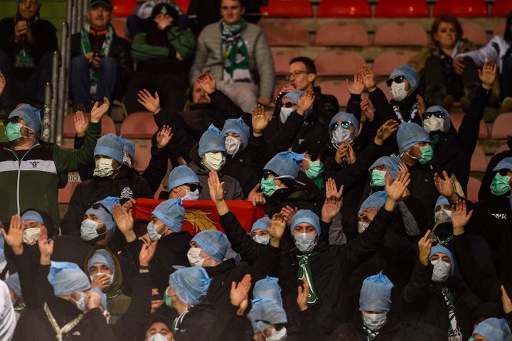 Des supporters de Saint-Etienne protestent contre la reconnaissance faciale en portant masques et lunettes de soleil, lors du match entre Metz et Saint-Etienne, le 2 février 2020. (JEAN-CHRISTOPHE VERHAEGEN / AFP)