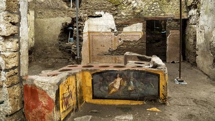 Le&nbsp;thermopolium, sorte de comptoir de "fast-food" de rue dans la Rome antique, a été mis au jour à Pompei (Italie), le 26 décembre 2020. (AFP PHOTO / POMPEI PRESS OFFICE)