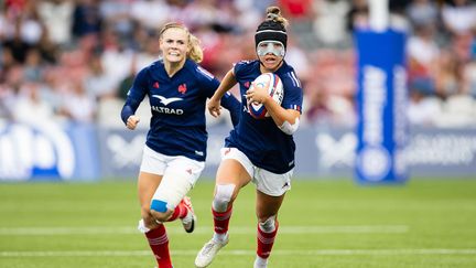 Alexandra Chambon part en contre avec le XV de France contre l'Angleterre lors d'un test-match à Gloucester le 7 septembre 2024. (SIMON KING / AFP)