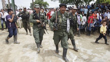 Le leader des Farc et certains de ses hommes dans le sud de la Colombie, le 30 mai 2012. (FERNANDO VERGARA / AP / SIPA)