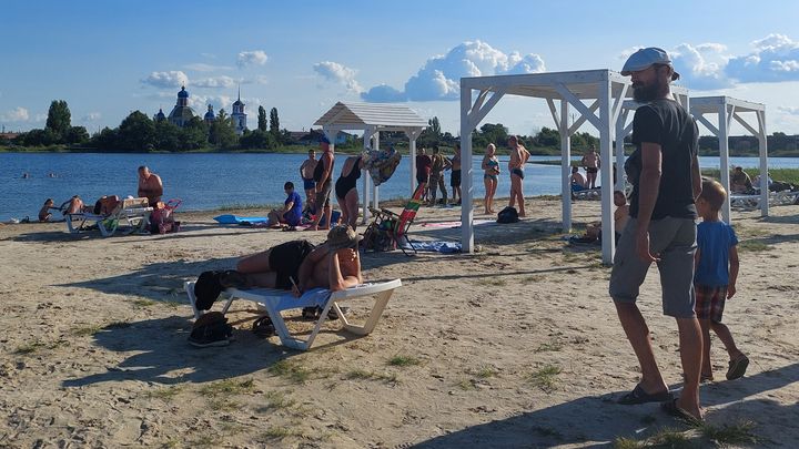 Sur la plage de la Petite Cuba, les habitants de Sloviansk viennent oublier la guerre (GILLES GALLINARO / RADIO FRANCE)