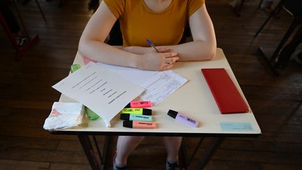 Une lycéenne passe une épreuve du baccalauréat à Paris, le 17 juin 2019. (DOMINIQUE FAGET / AFP)