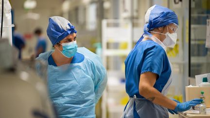 Le personnel soignant du service de réanimation de l'hôpital de Périgueux (Dordogne) le 19 Novembre 2020. (ROMAIN LONGIERAS / HANS LUCAS)