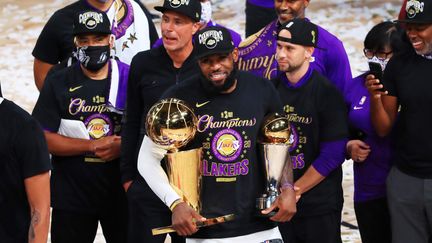 LeBron James (Lakers) avec ses trophées après avoir remporté un 4e titre NBA, le 12 octobre 2020 (MIKE EHRMANN / GETTY IMAGES NORTH AMERICA)