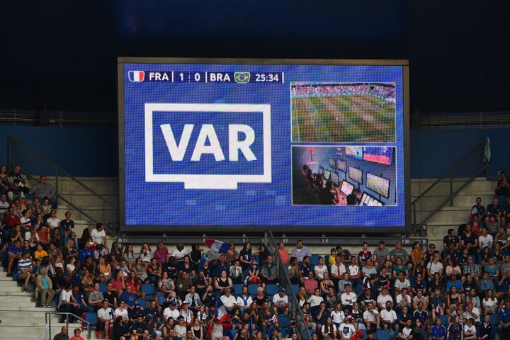 L'écran géant du stade Océane du Havre annonce un recours à l'assistance vidéo à l'arbitrage, dimanche 23 juin, lors du huitième de finale entre la France et le Brésil. (FRANCK FIFE / AFP)