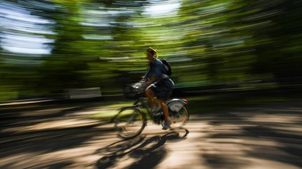 La généralisation de l'IKV (Indemnité kilométrique vélo) pourrait permettre d'augmenter le nombre de salariés cyclistes en France à 1,4 million en 2022, contre 700 000 aujourd'hui. (KIRILL KUDRYAVTSEV / AFP)