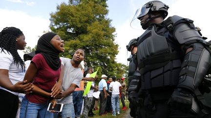 Des manifestants protestent après la mort d'Alton Sterling, abattu par la police,&nbsp;le 9 juillet 2016, à Bâton-Rouge (Louisiane, Etats-Unis).&nbsp; (JONATHAN BACHMAN / REUTERS)