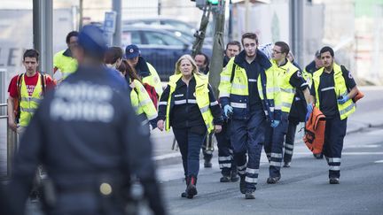 Des secouristes rue de la Loi, à Bruxelles (Belgique), après l'explosion survenue à la station de métro Maelbeek, le 22 mars 2016. (LAURIE DIEFFEMBACQ / BELGA MAG / AFP)