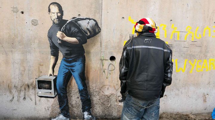 L'oeuvre de Banksy montrant Steve Jobs et légendée "The son of a migrant from Syria".
 (Banksy.co.uk)