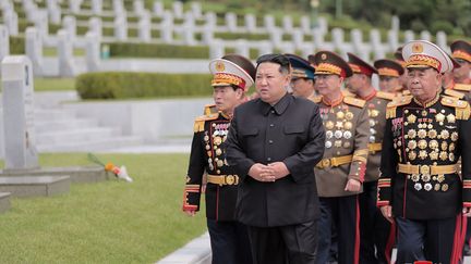 Le leader nord-coréen&nbsp;Kim Jong-un visite un cimetière militaire de victimes de la Guerre de Corée, à Pyongyang, le 27 juillet 2022, sur une photo transmise le lendemain par l'agence officielle du pays. (KCNA VIA KNS / AFP PHOTO)