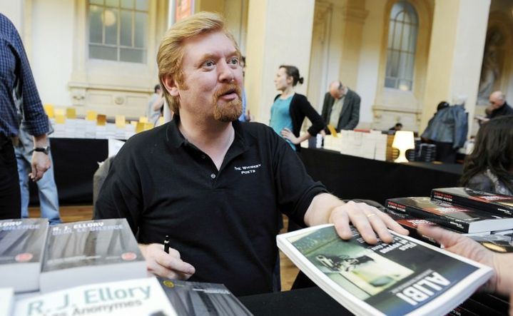 L'écrivain R.J. Ellory dédicasse un des livres au festival Quais des Polar 
 (PHILIPPE DESMAZES / AFP)