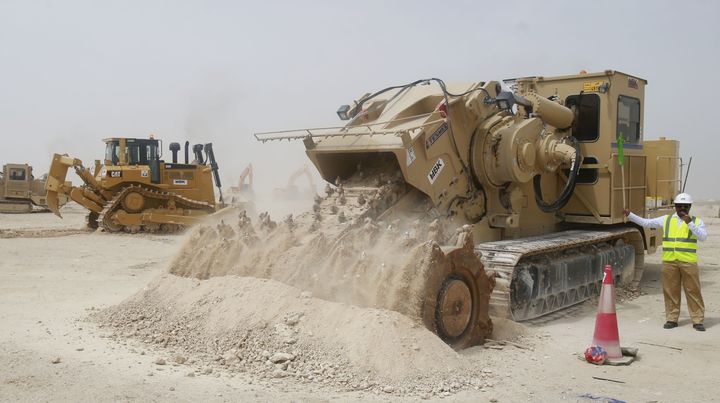 Des ouvriers en action sur le site du futur stade al-Wakrah qui est construit au Qatar dans le cadre de la Coupe du monde 2022, le 20 mai 2014.&nbsp; (QATAR COMMITTEE DELIVRY & LEGACY / AFP)