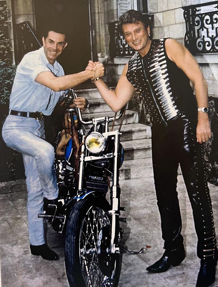 Le créateur Jean-Claude Jitrois et Johnny Hallyday à la villa Molitor en 1993 (Credit : coll. part. © D.R)