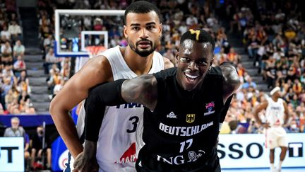 Timothé Luwawu-Cabarrot et Dennis Schröder (de gauche à droite) lors de la rencontre de l'Eurobasket entre la France et l'Allemagne, à Cologne (Allemagne), le 1er septembre 2022. (MAXPPP)