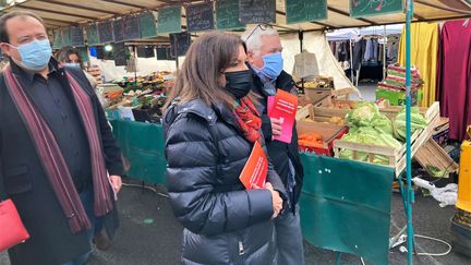 Anne Hidalgo, maire de Paris et candidate à la présidentielle, en visite dans un marché de Creil (oise), jeudi 20 janvier 2022. (VICTORIA KOUSSA / RADIO FRANCE)